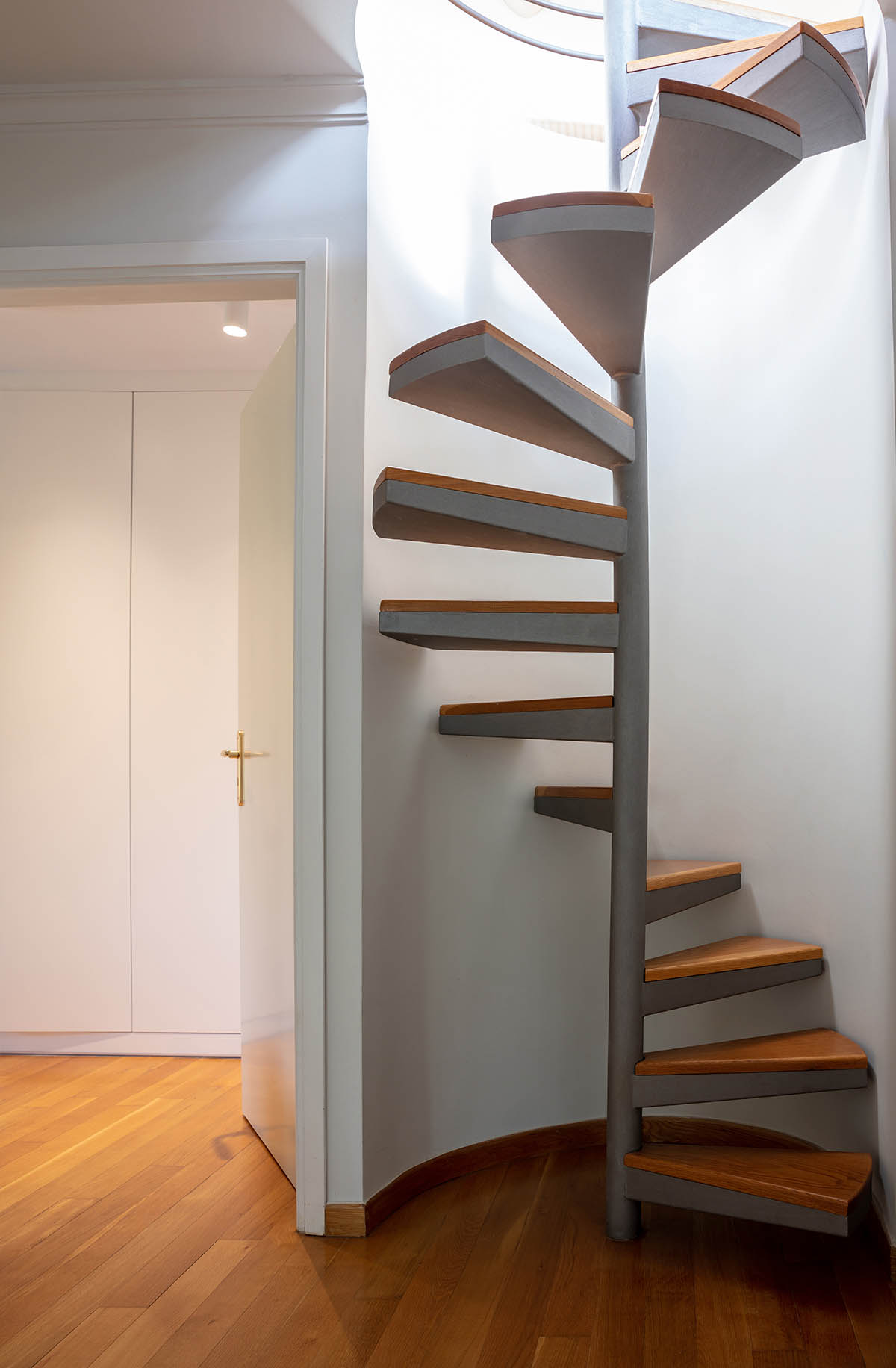 How to choose space-saving staircases for loft conversions | IGD Building